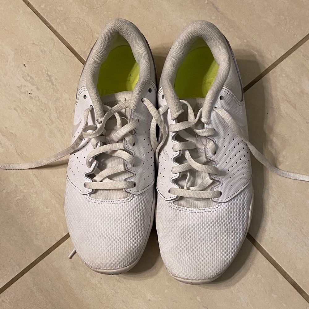 Nike women’s Cheer shoes size 6 Sideline IV